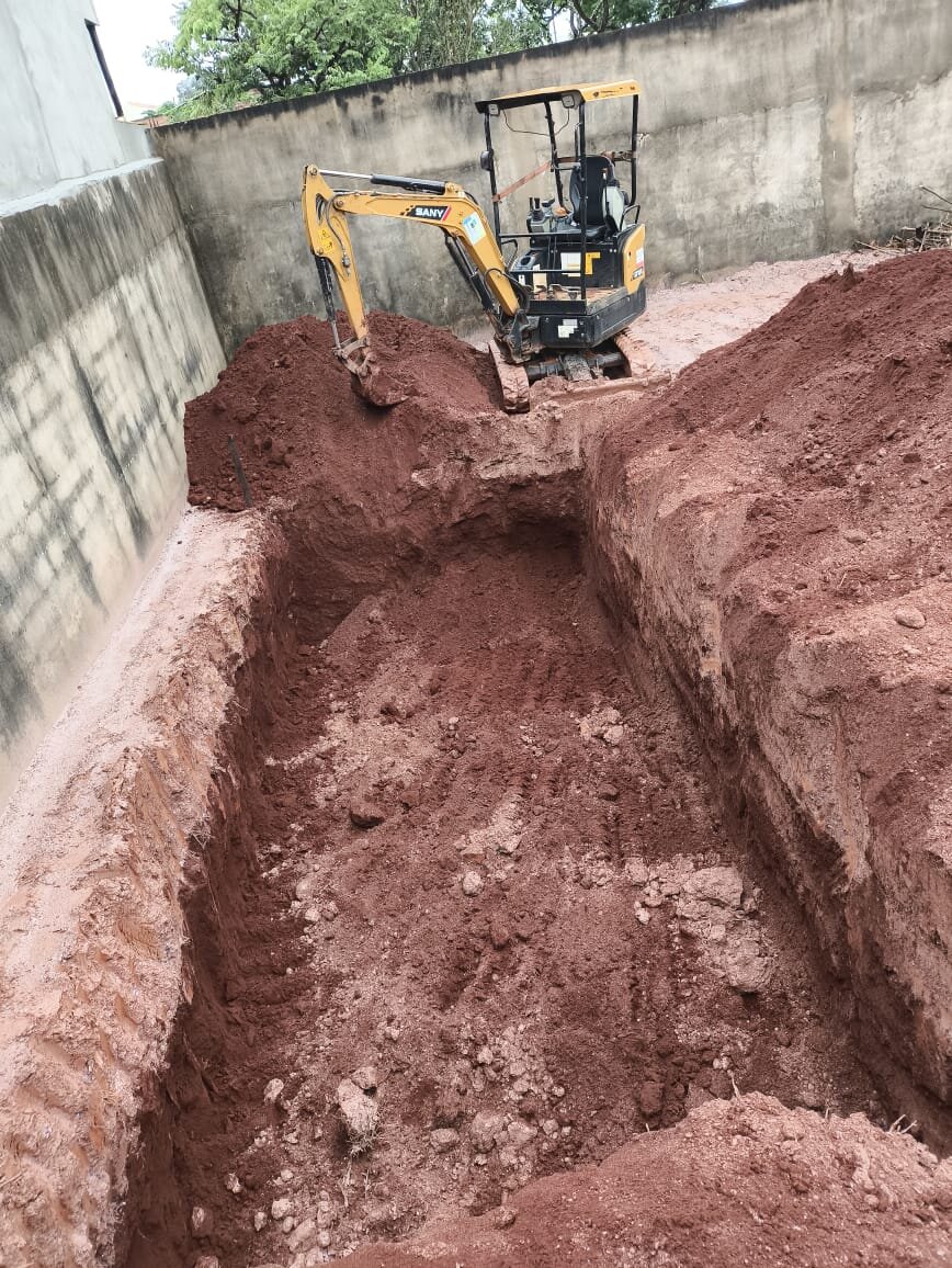 Mini escavadeira Sany SY16C em operação - CJB Engenharia