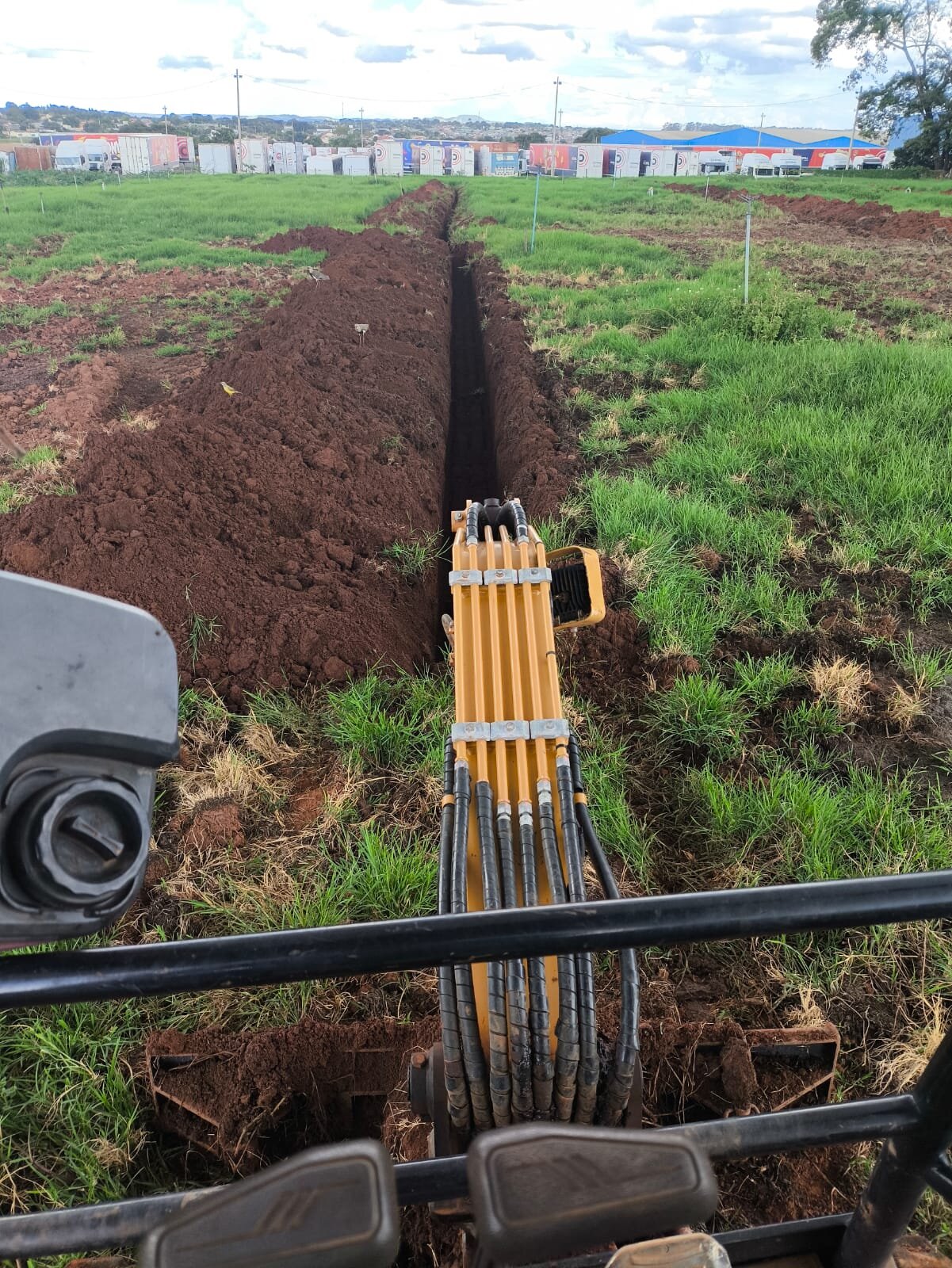 Sany SY16C abrindo vala em terreno aberto